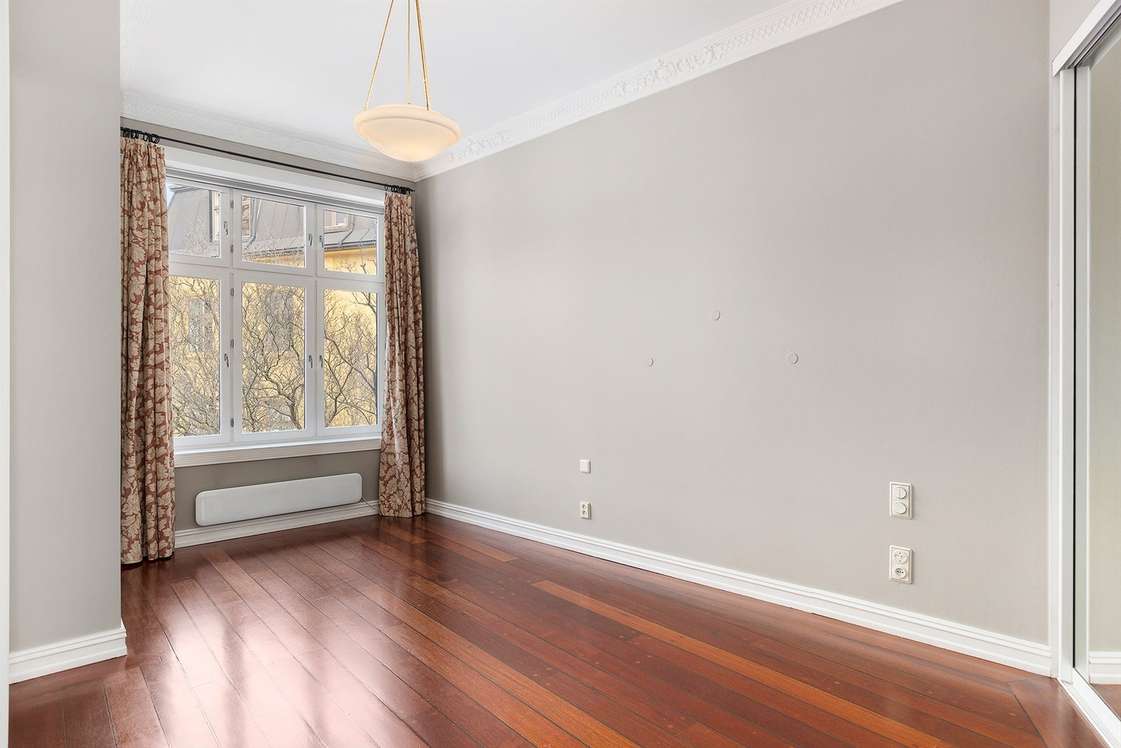 Romslig hovedsoverom med plass til dobbeltseng. Galleribilde