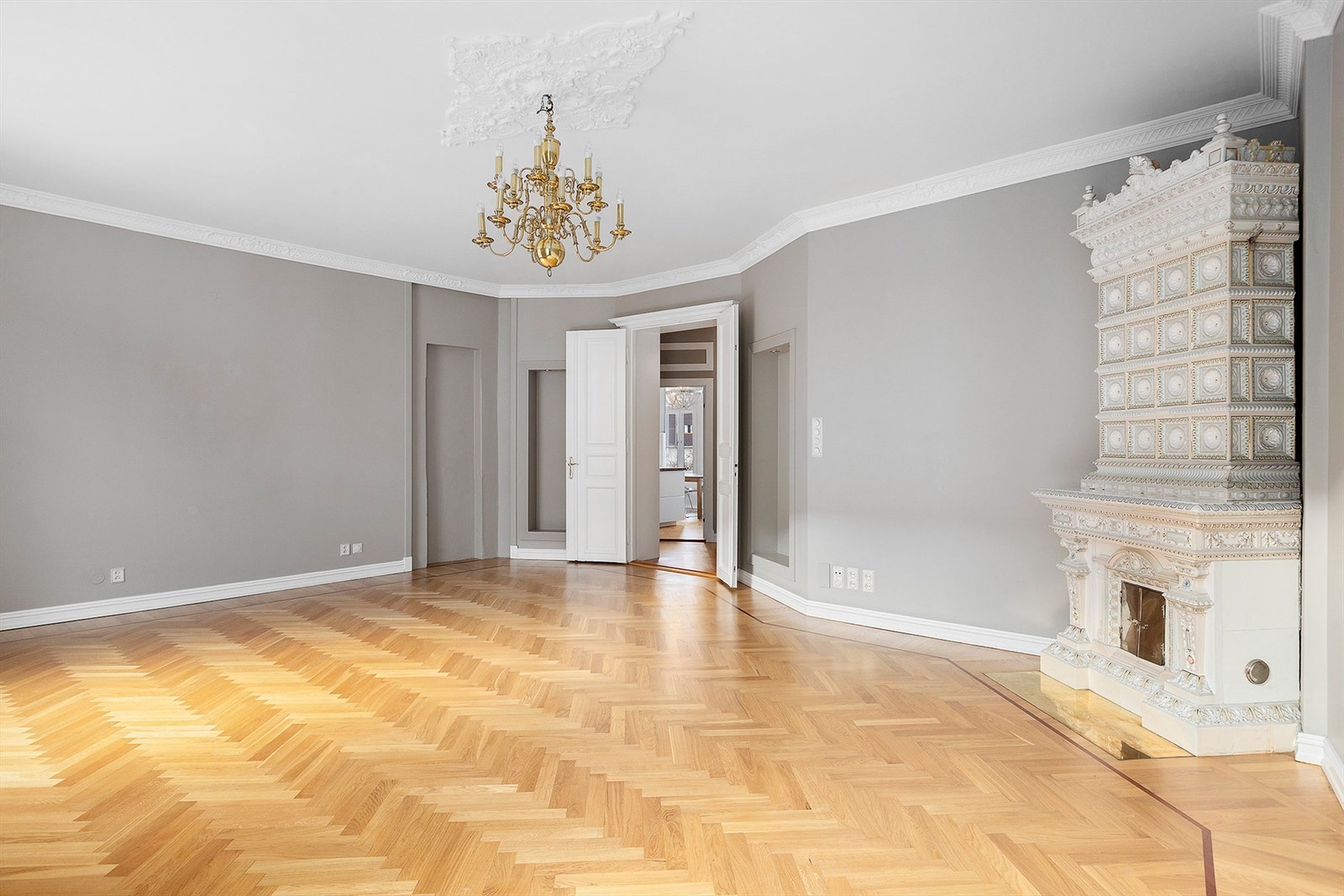 Stor stue med flotte detaljer og store vinduer. Fantastisk "svenskepeis" som er meget godt bevart. Galleribilde