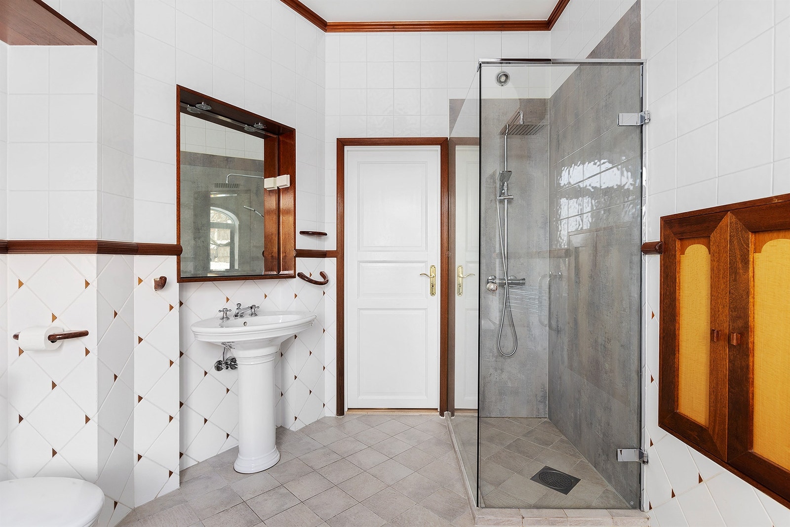 Badet har både badekar og dusjhjørne med regnfallsdusj. Samt innebygd skap til vaskemaskin. Galleribilde