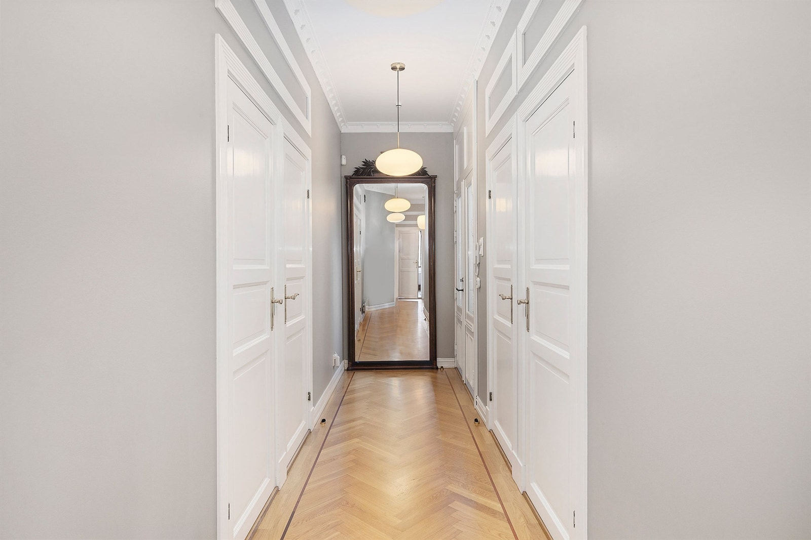 Entré med inngang til to av soverommene, samt garderoberom og separat toalettrom/gjestetoalett. Galleribilde