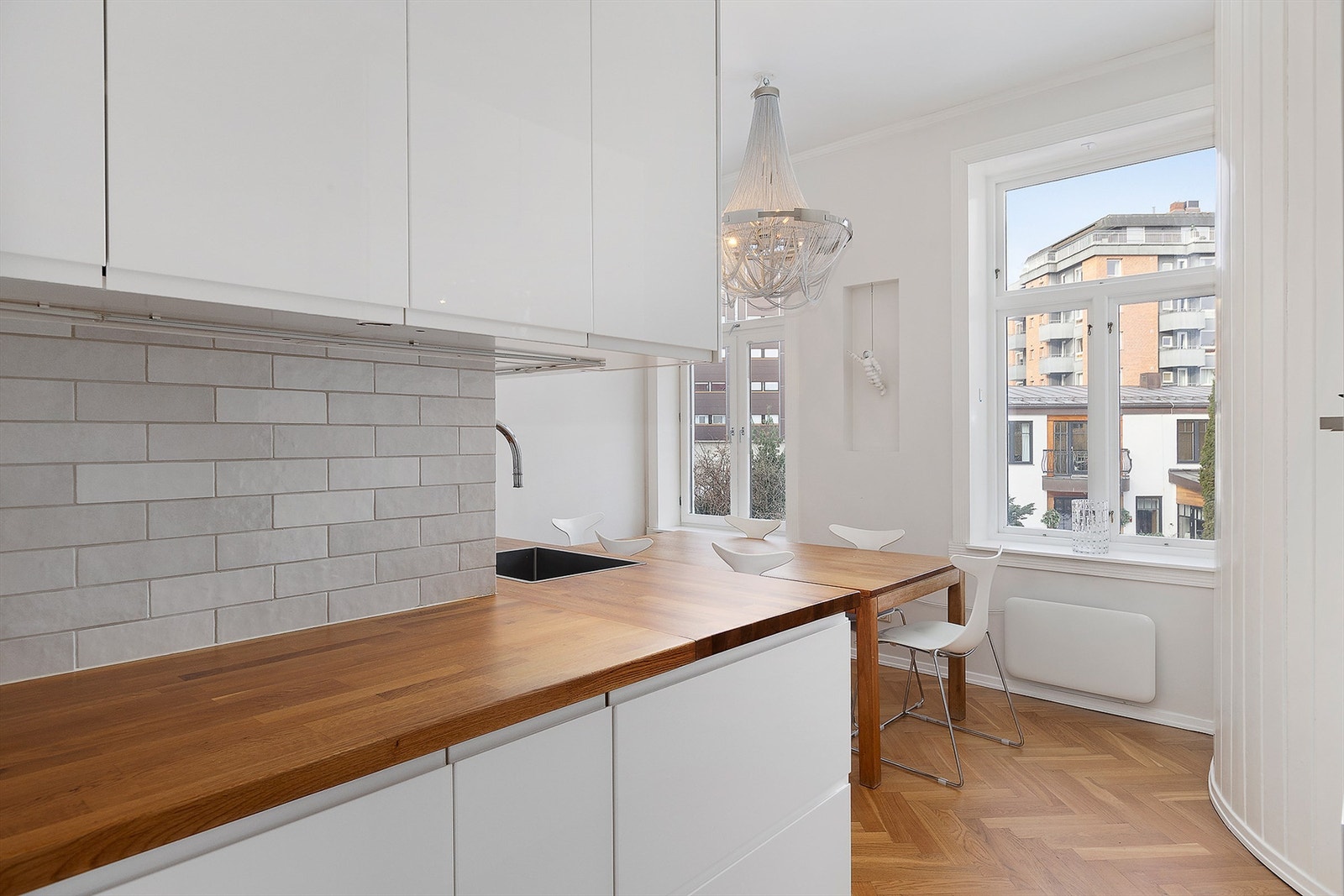 Lyst nyere kjøkken fra IKEA. Rikelig med skapplass. Hvitevarer og spisegruppe medfølger. Galleribilde