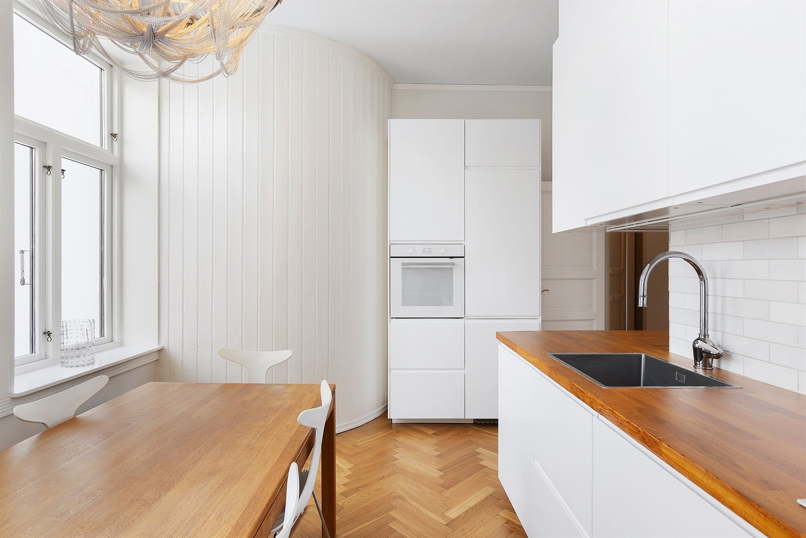 Hvitevarer og spisegruppe medfølger. Galleribilde