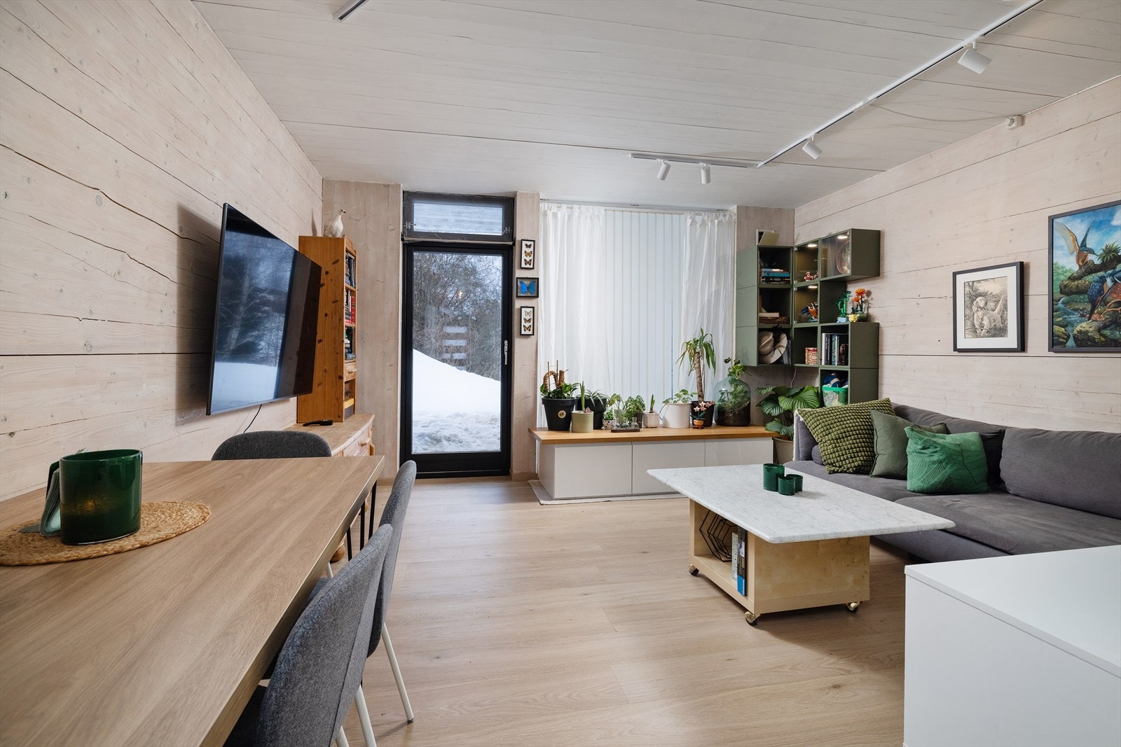 Leiligheten oppleves som lys, men bærer samtidig et varmt og hyggelig preg. Galleribilde