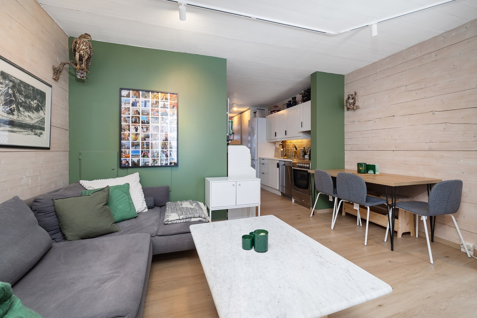 Vindusflatene gir godt innslipp av dagslys. Galleribilde