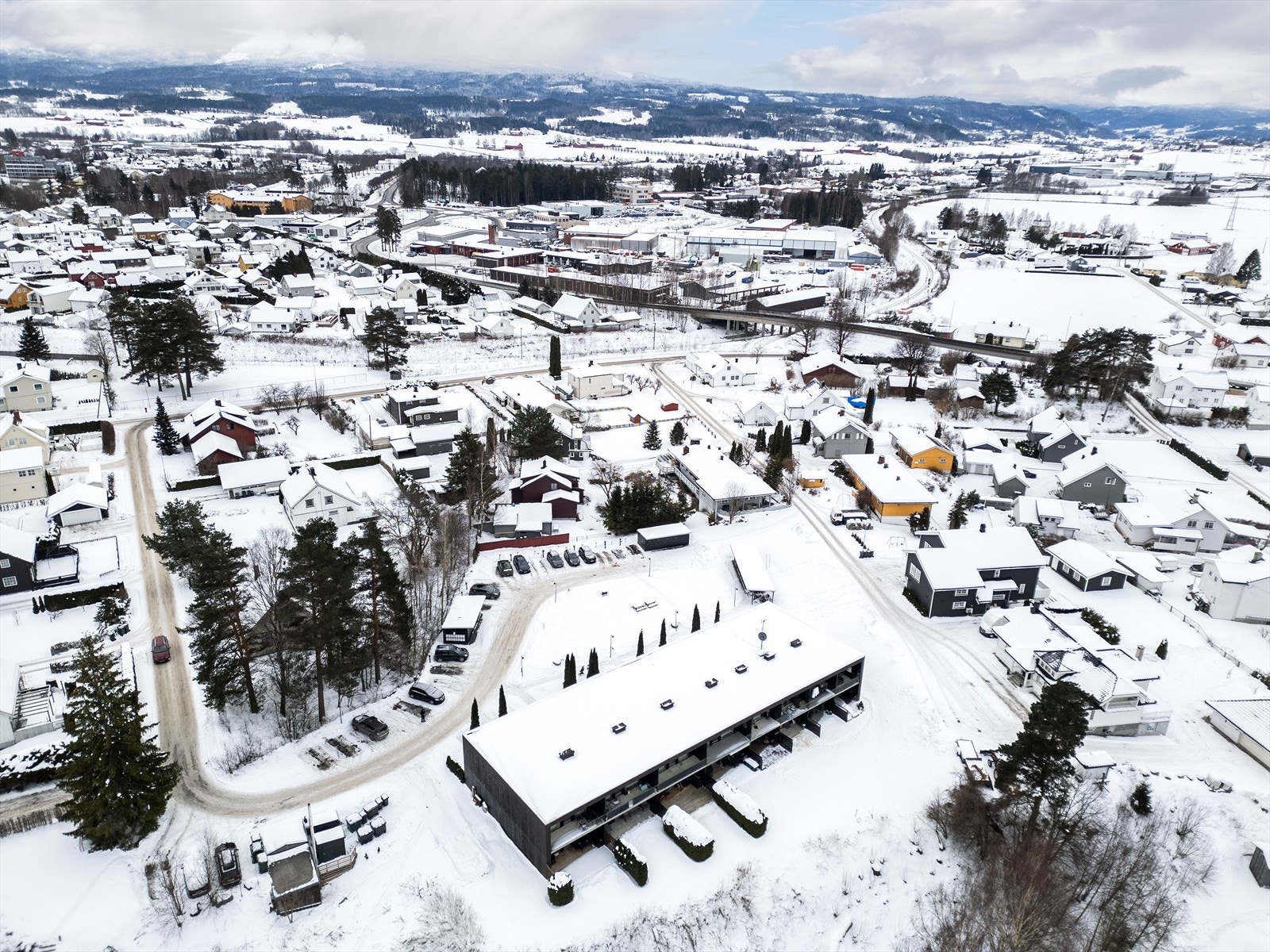 Borettslagets tomt er på 5 209.9 m². Pent opparbeidet hage med plen og beplantning. Gruset parti i front av bygget. Lekeplass på fellesarealer. Galleribilde
