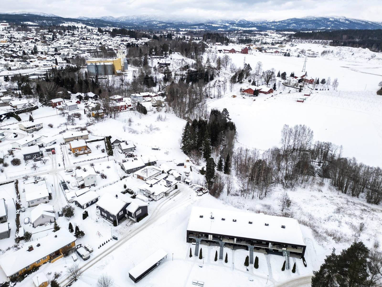 Leiligheten er beliggende sentrumsnært og etablert, ca 1 km fra Hokksund sentrum. Galleribilde