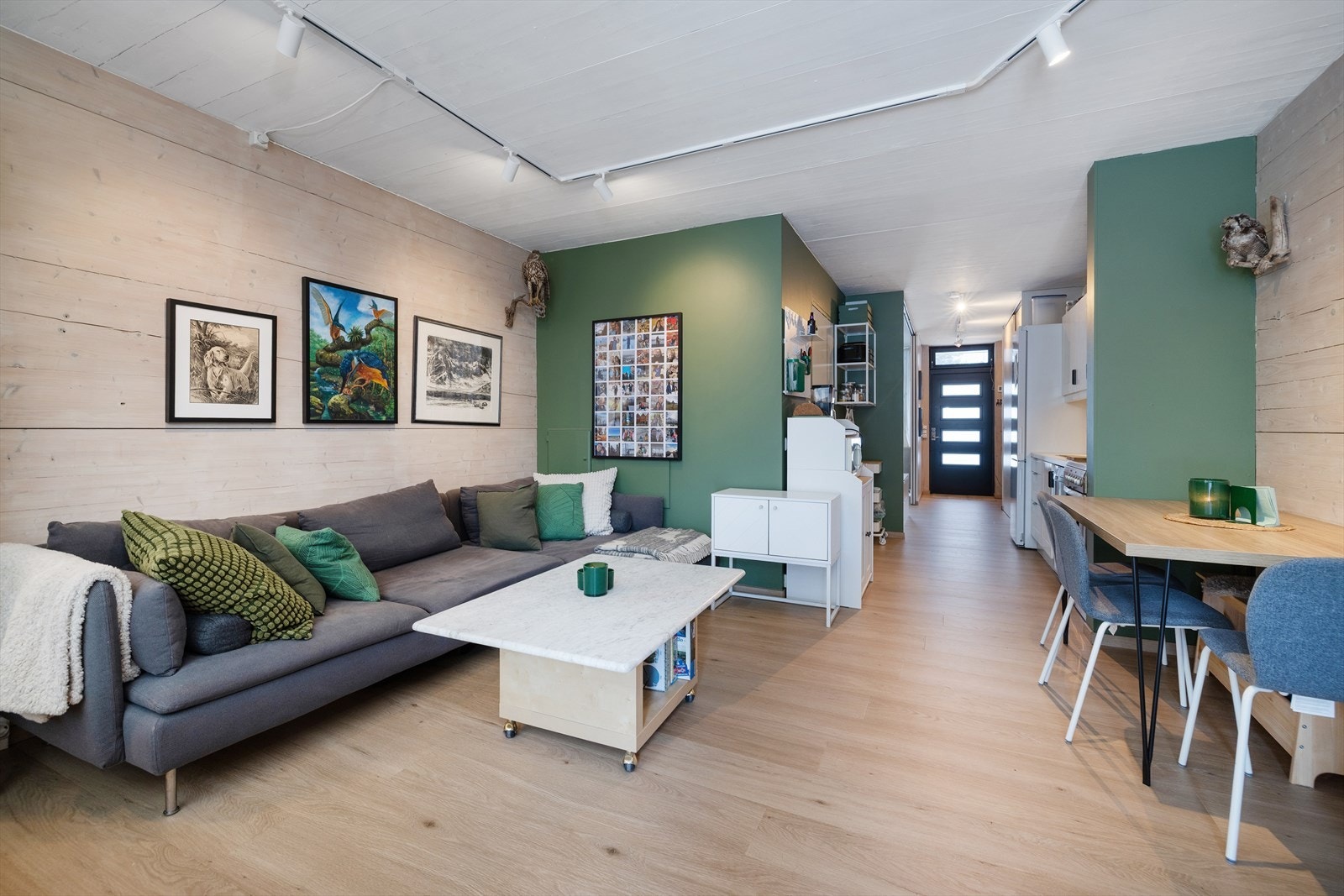 Stuen har en arealeffektiv løsning, med tilstrekkelig plass for både en behagelig sofagruppe og spisebord. Galleribilde