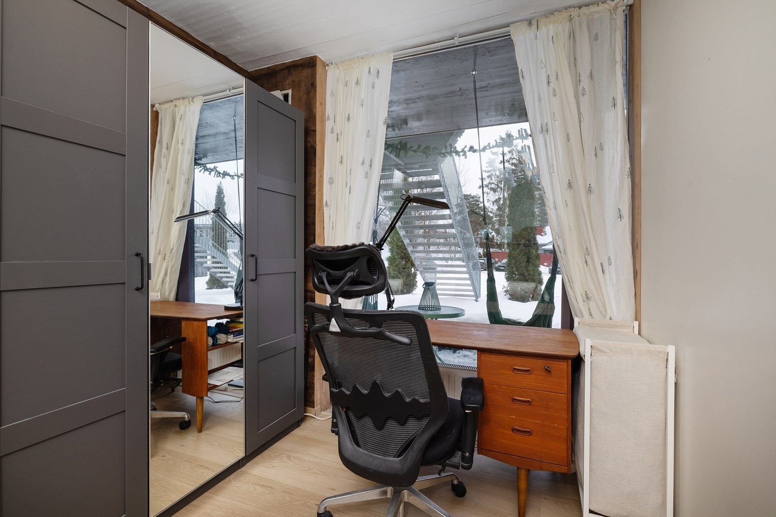 Innredet kontor på sovealkoven. Galleribilde