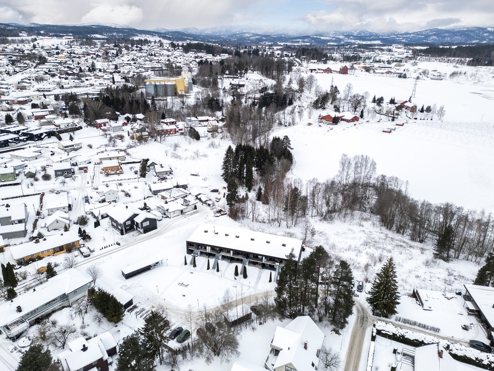 I Hokksund sentrum finner man alle servicetilbud og jernbanestasjon. Galleribilde
