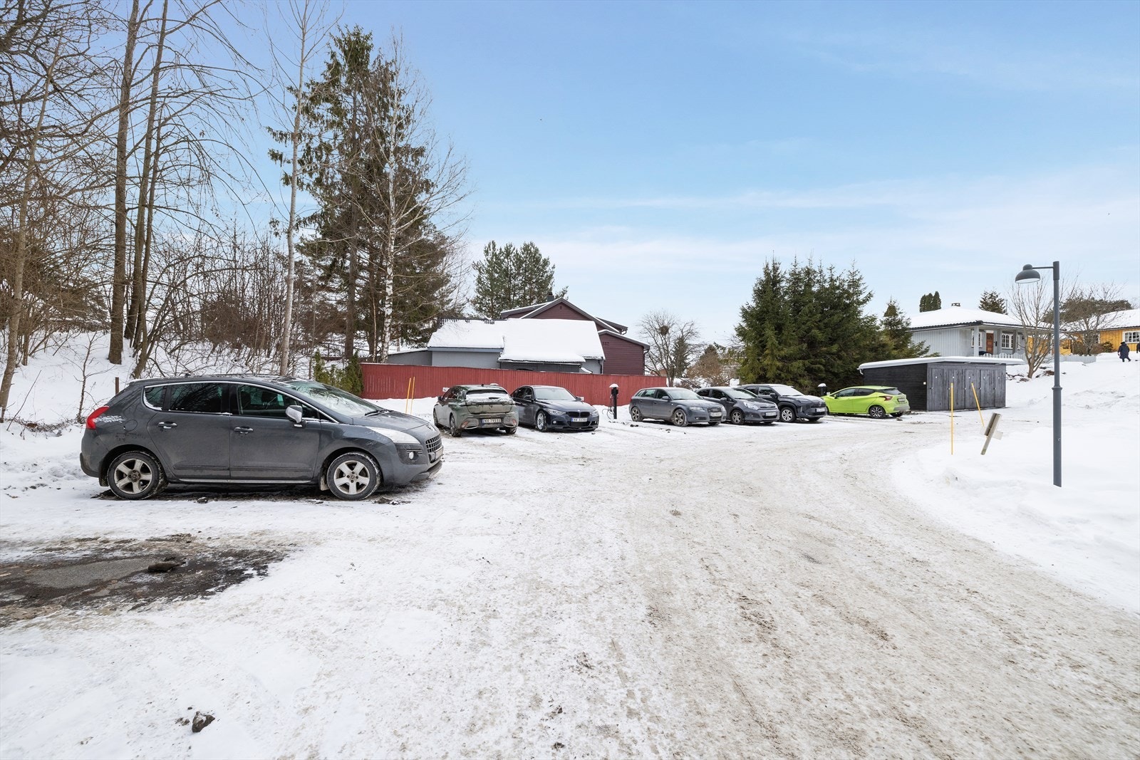 Andelshaver disponerer en tildelt parkering på borettslagets felles biloppstillingsplass. Det er lagt opp infrastruktur for elbillading til alle parkeringsplassene. Galleribilde
