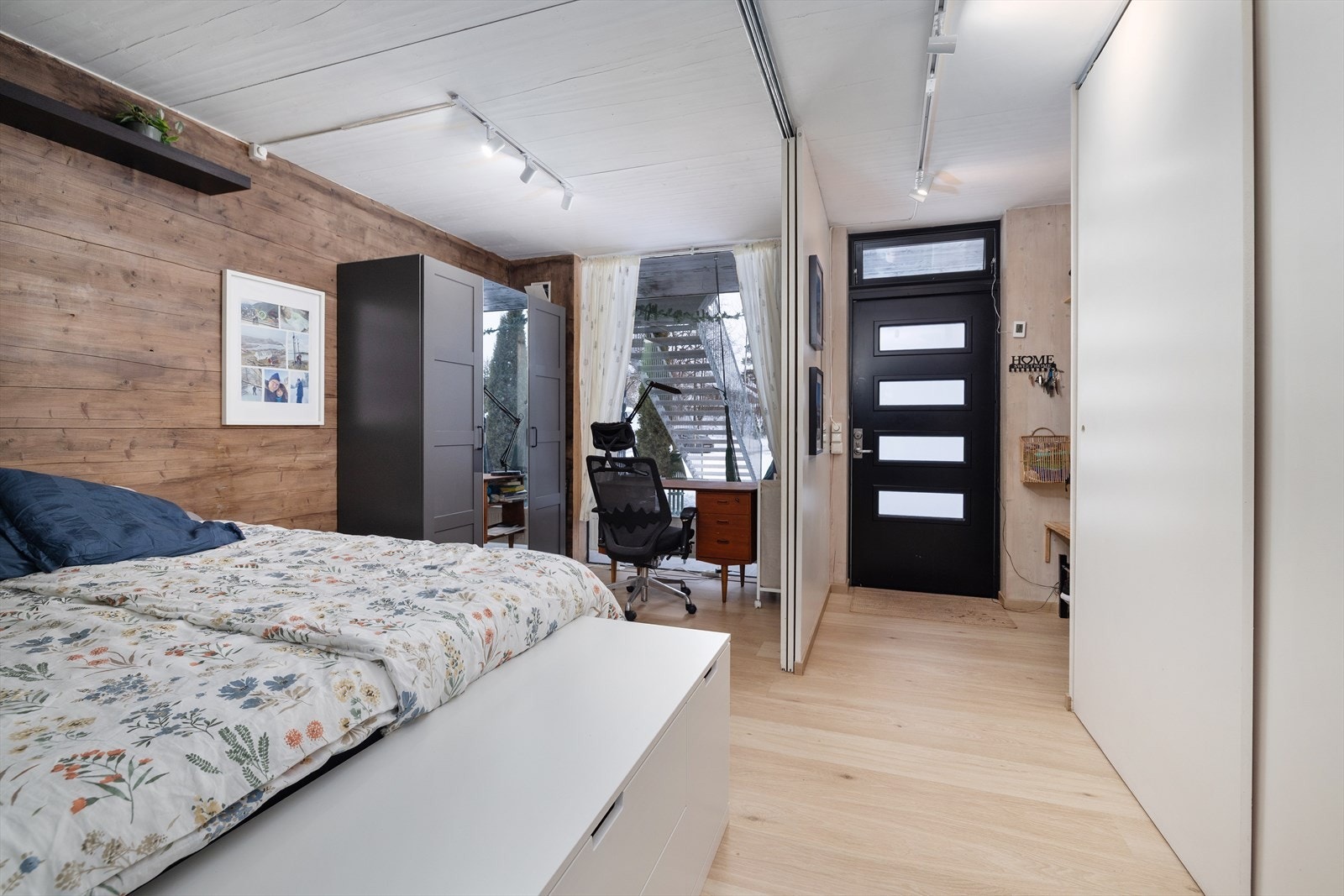 Leiligheten oppleves som hyggelig og arealeffektiv, samt har en god standard og byr på en gjennomgående planløsning. Galleribilde