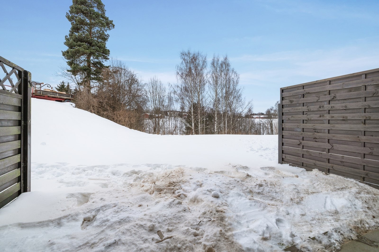 I bakkant har boligen en flott uteplass, og terasseplatting på mark bak, samt felles hage og grøntareal foran seg. Galleribilde