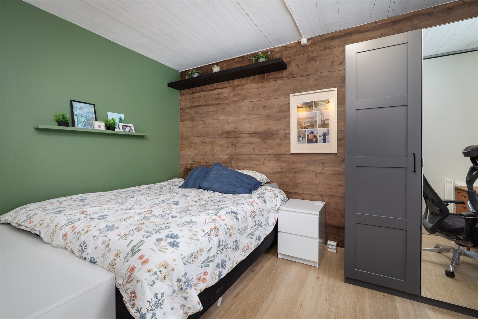 Sovealkoven har god plass til dobbeltseng med tilhørende nattbord og garderobeløsning. Galleribilde