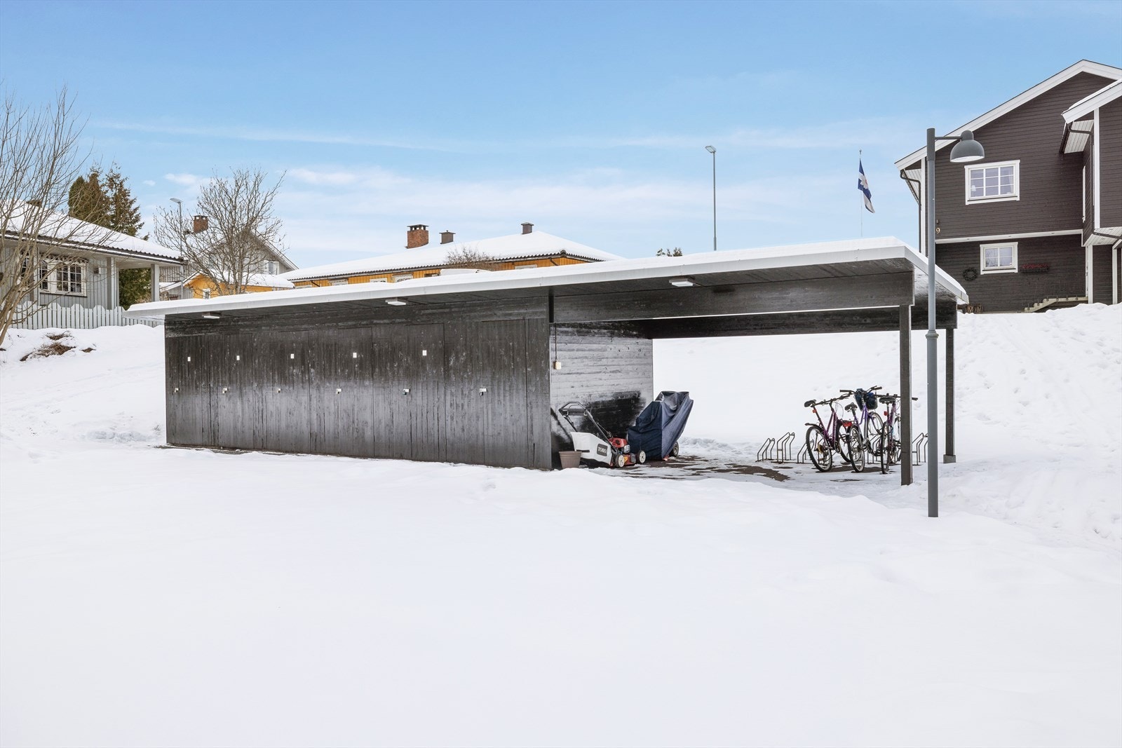 Utvendig bod i felles rekke. Galleribilde