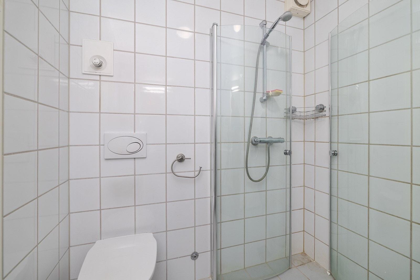 Eldre flislagt baderom med vannbåren gulvvarme. Galleribilde