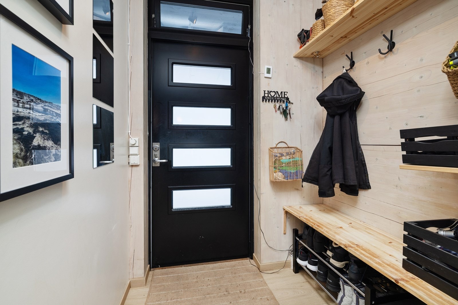 I entréen er det god veggplass til oppheng av yttertøy og godt med plass til garderobeskap med ytterligere oppbevaringsplass. Galleribilde