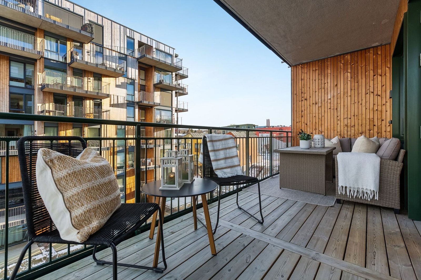 Fra stuen er det direkte utgang til en romslig, takoverbygd balkong på hele 11 kvm - en naturlig forlengelse av oppholdsrommet. Galleribilde