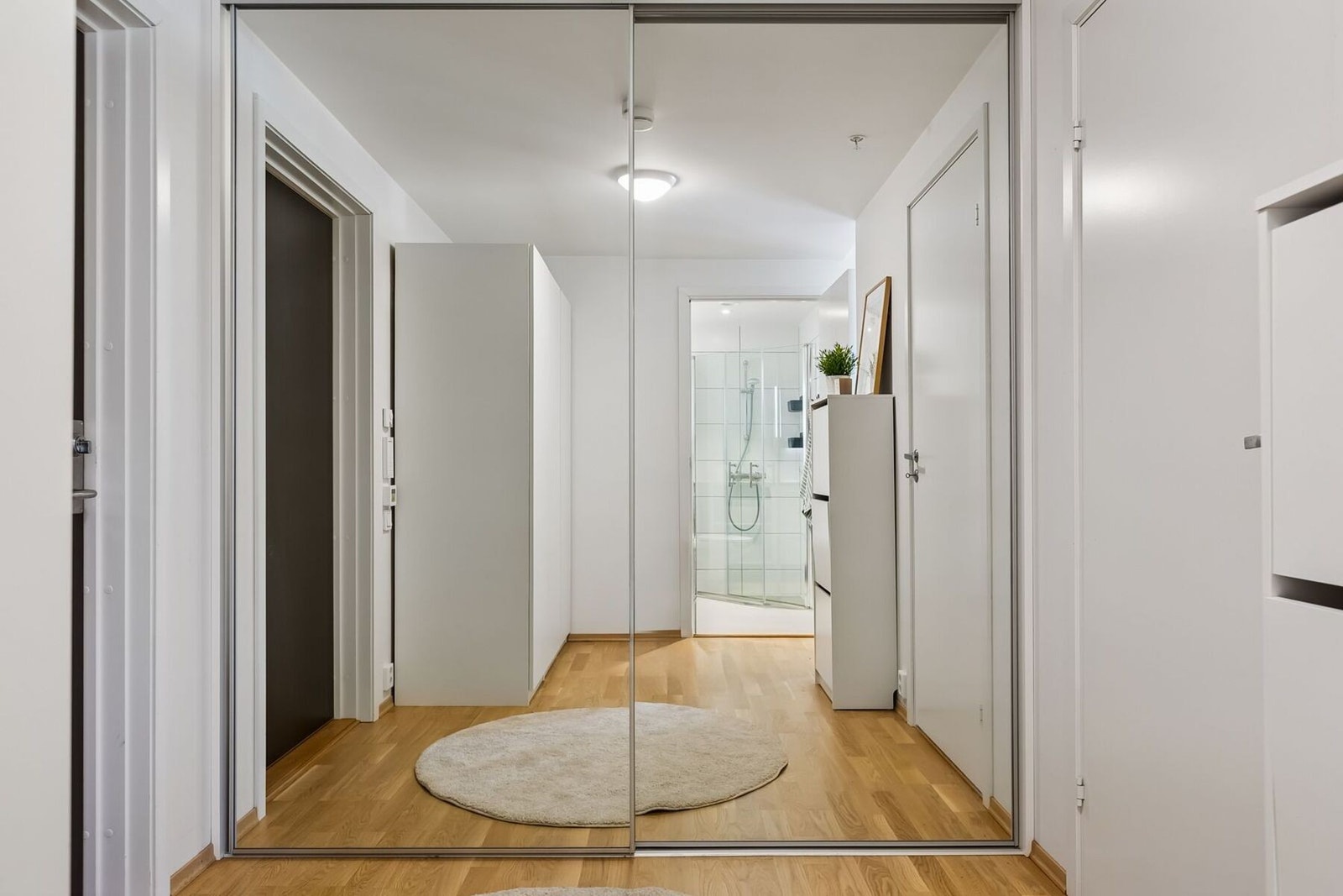 Innbydende entré på gode 8,5 kvm med rikelig oppbevaringsplass og romslig skyvedørsgarderobe. Garderobeskap i gangen medfølger. Galleribilde