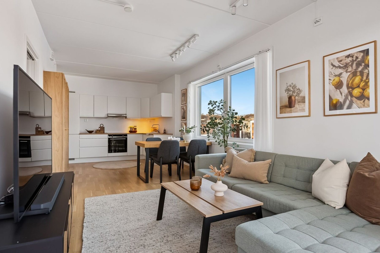 Hjørnebeliggenheten sikrer godt med naturlig lysinnslipp fra to himmelretninger, og skaper en lys og luftig boatmosfære. Galleribilde