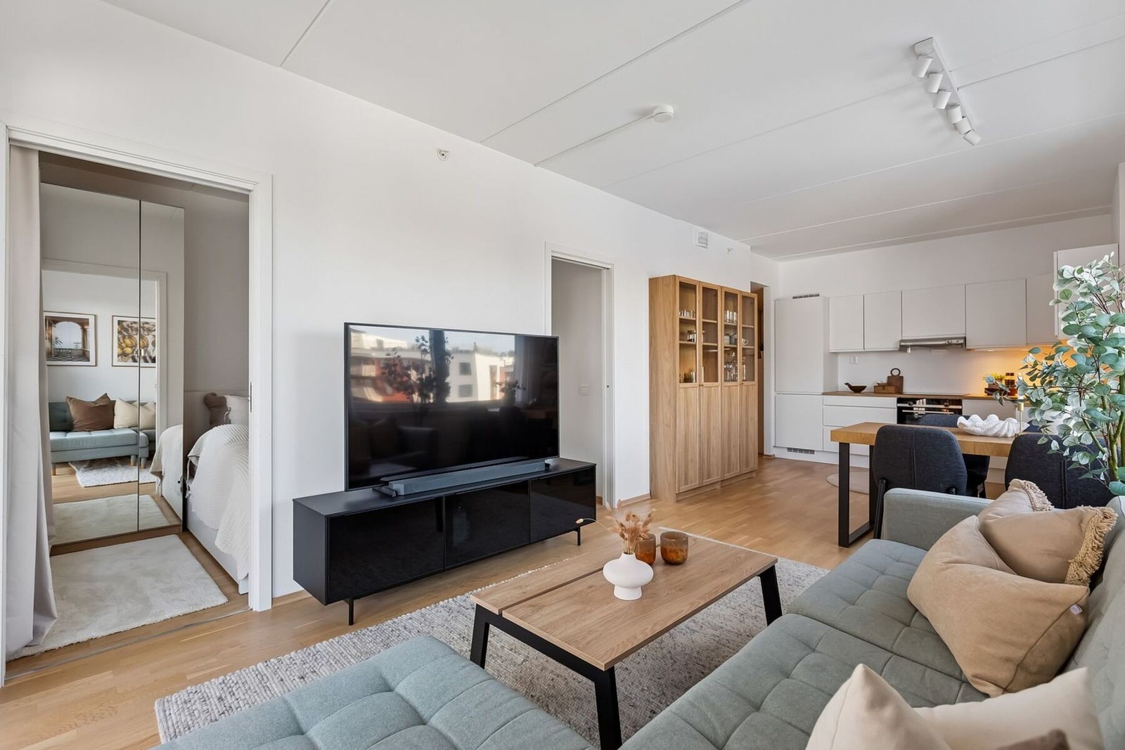 Leiligheten nyter godt av gjennomtenkt planløsning med sømløse overganger. Galleribilde