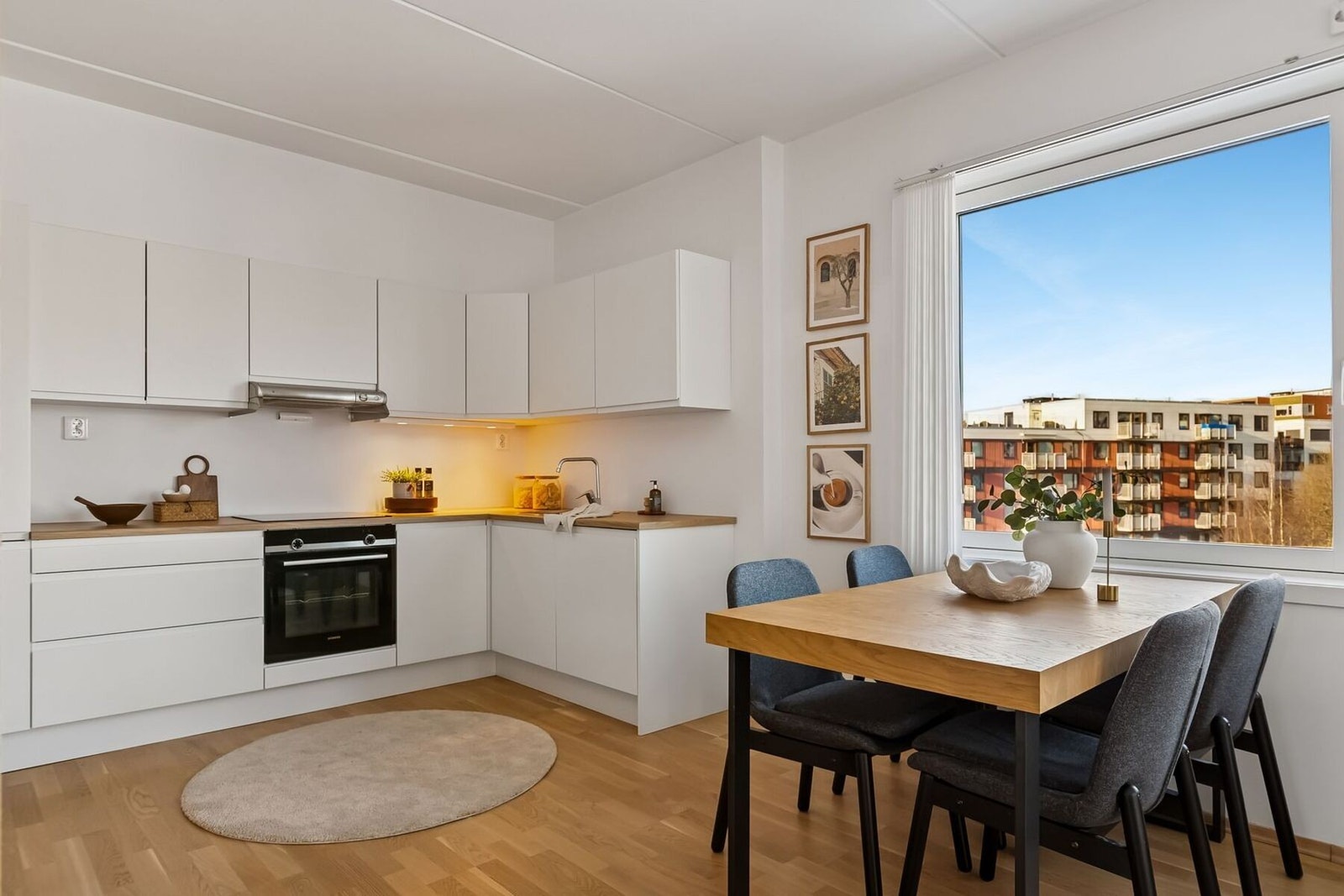 Kvalitetskjøkken fra Sigdal med håndtaksfrie skuffer og dører for et stilrent og elegant uttrykk. Galleribilde