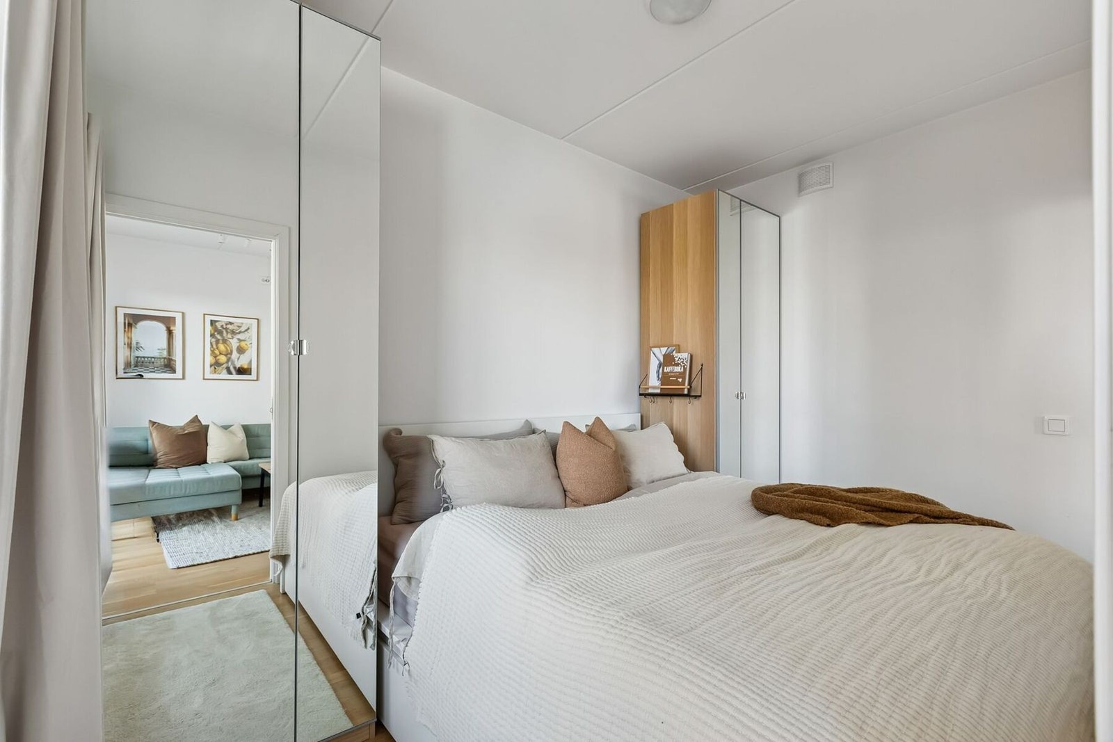 Her er det rikelig med plass til store garderobeskap. Skapene medfølger handelen. Galleribilde