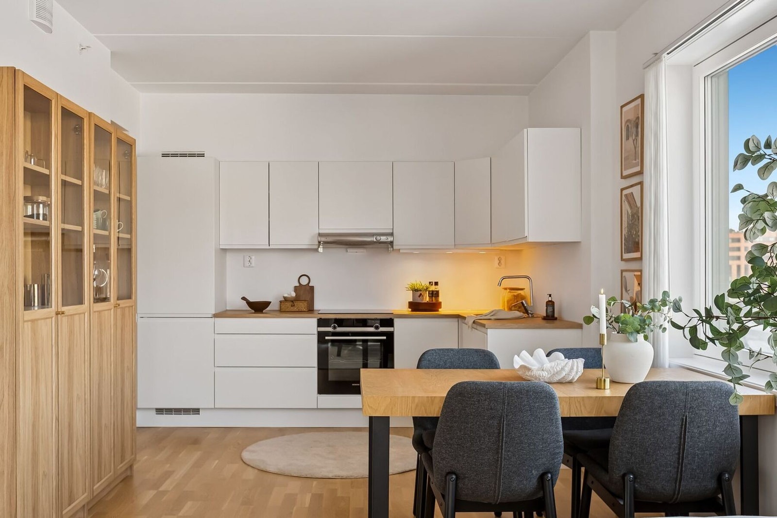 Kjøkkenet har integrerte hvitevarer og har selvsagt fått tilstandsgrad 0 av takstmann. Galleribilde