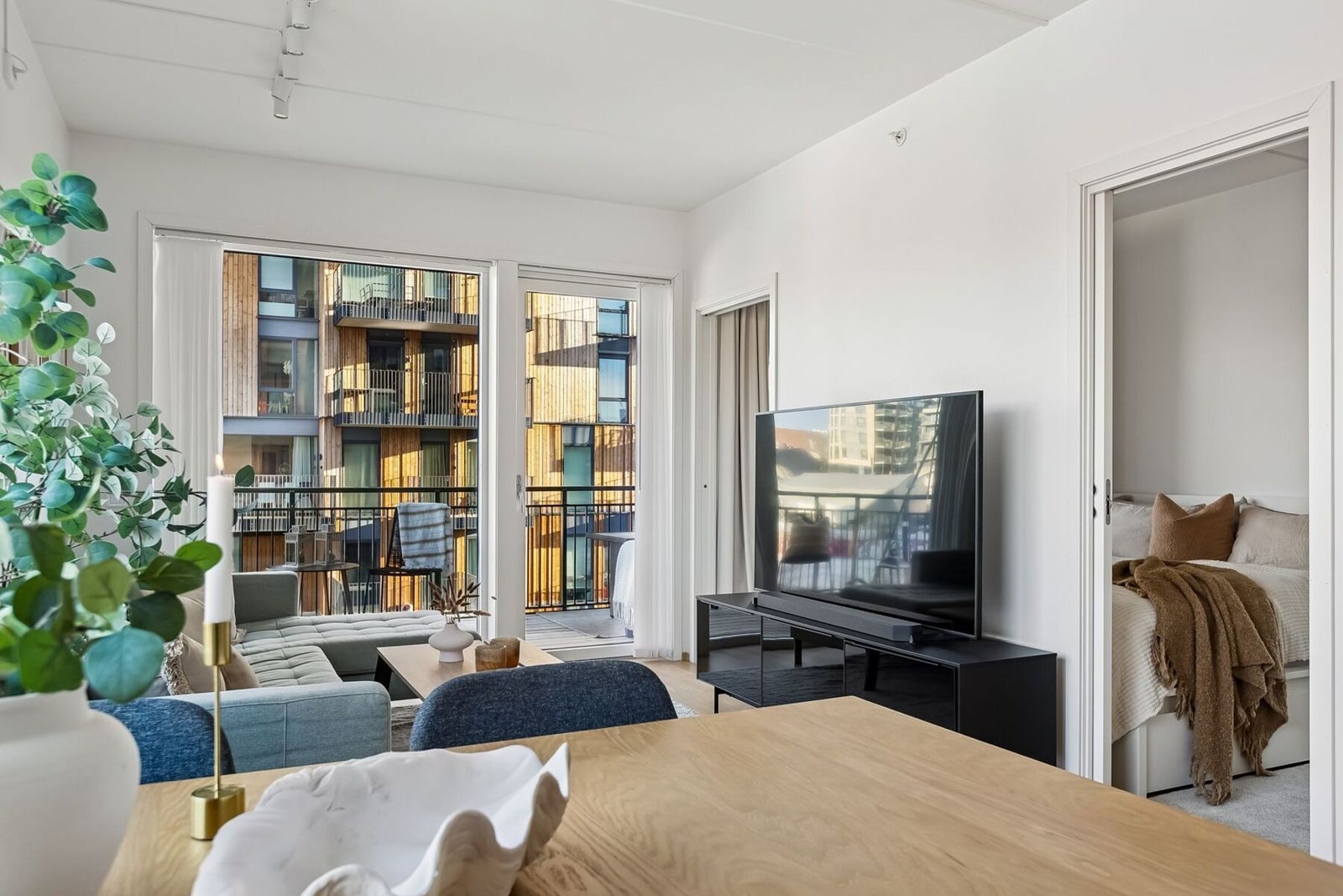 Leiligheten disponerer egen parkeringsplass i kjeller. Her er det også felles sykkelparkering med sykkelvask. Galleribilde