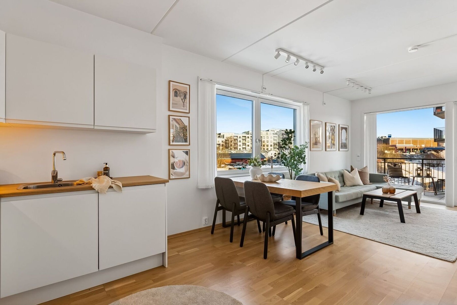 Leiligheten byr på en romslig og åpen stue- og kjøkkenløsning på 24 kvm, med gode møbleringsmuligheter og flere sosiale soner. Galleribilde