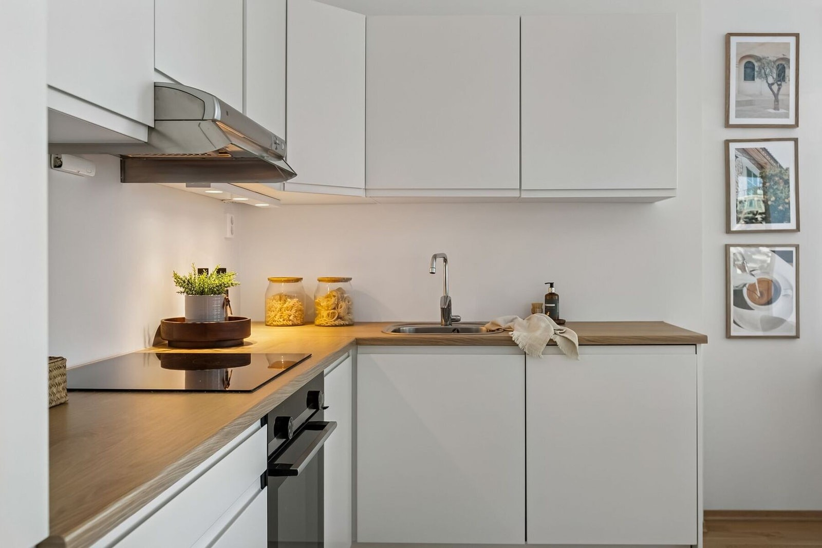 Her får du moderne kvaliteter som balansert ventilasjon og vannbåren gulvvarme for et behagelig inneklima. Galleribilde