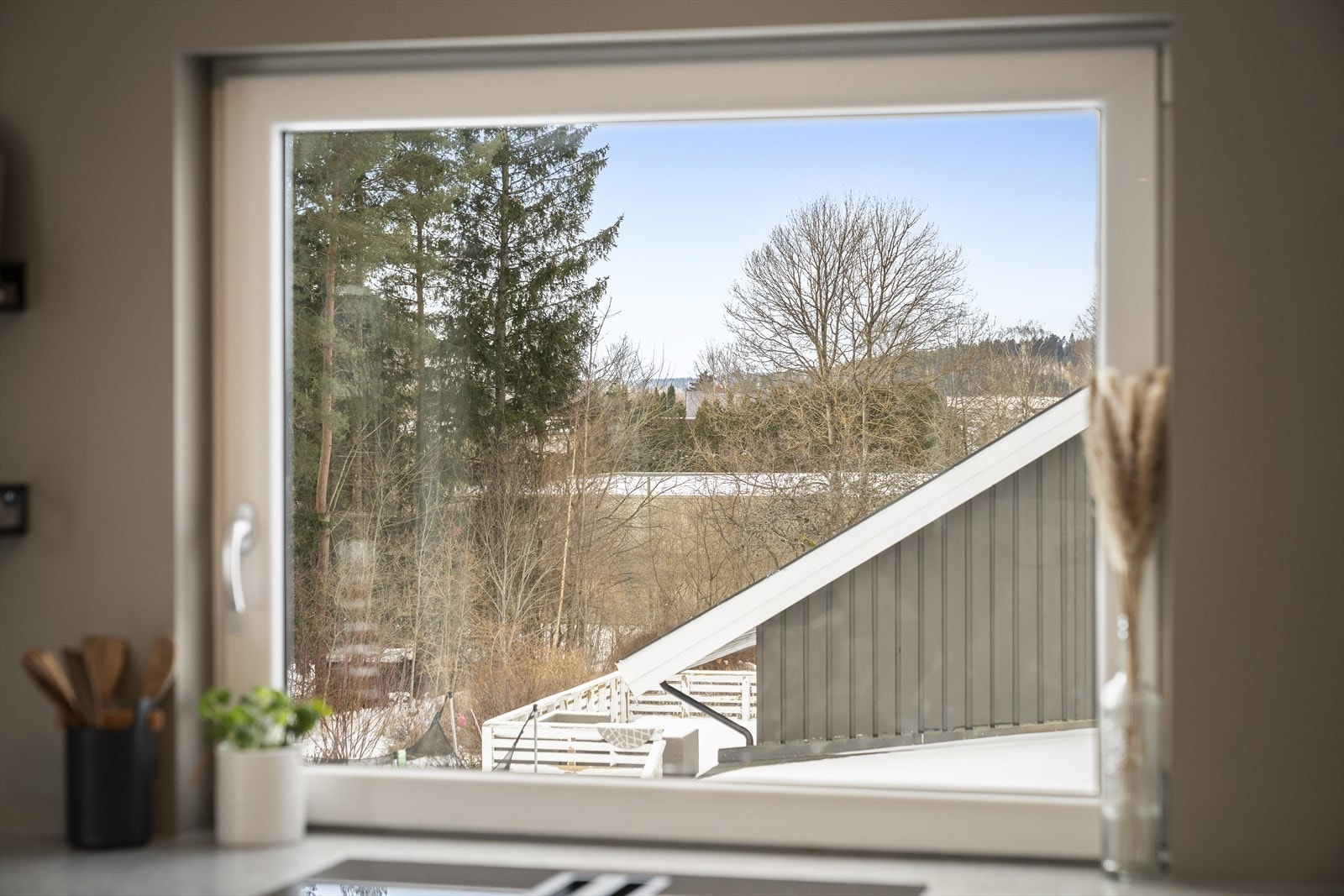 Koselig utsikt fra kjøkkenvindu Galleribilde