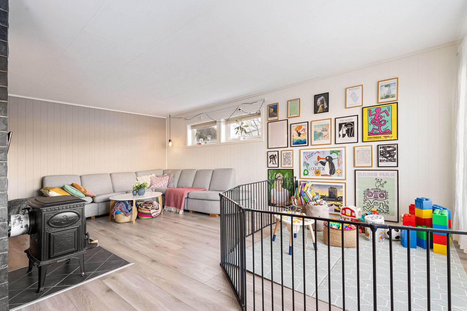 Oppholdsrommet er utstyrt med både vedfyring og varmepumpe - og det er utgang til solrik balkong som strekker seg rundt vestsiden av huset. Galleribilde