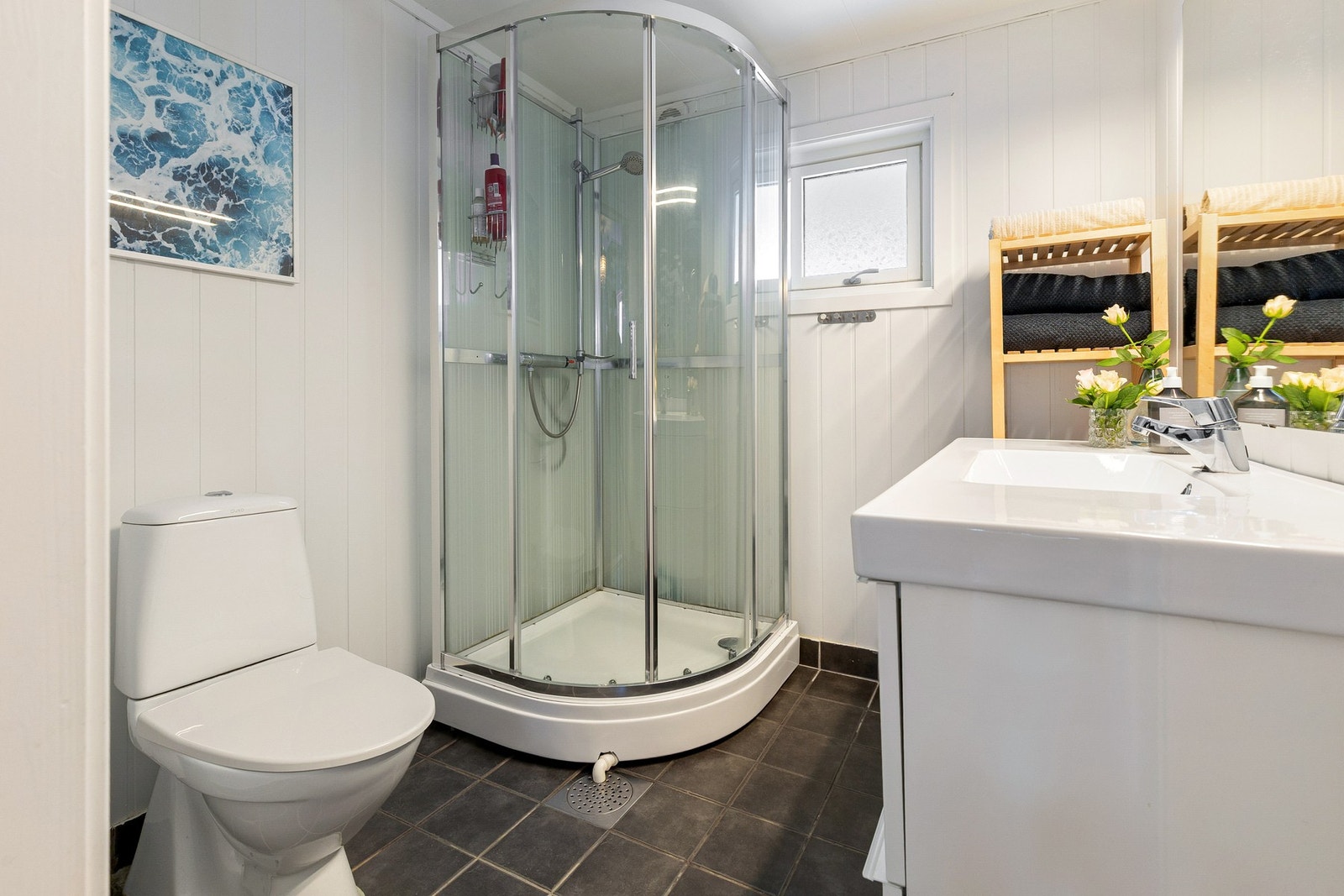 Delikat og tidløst bad pusset opp i 2010. Innredning med servant og oppbevaring i skuffer, dusjkabinett og toalett. Galleribilde