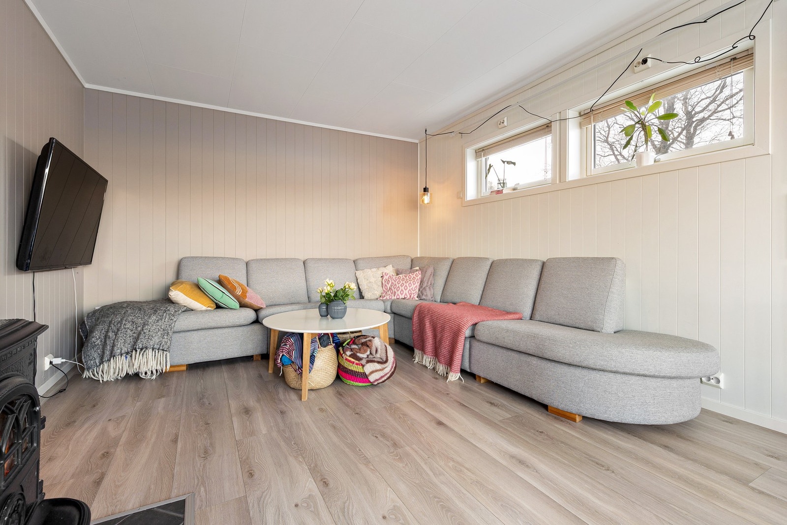 Stuen lar seg enkelt innrede etter ønske og behov - med plass til både sofagruppe og spisebord Galleribilde