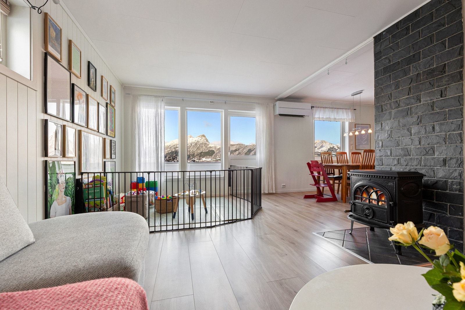 Lys og koselig stue/spisestue med pent 1-stavs laminatgulv fra 2020. Galleribilde