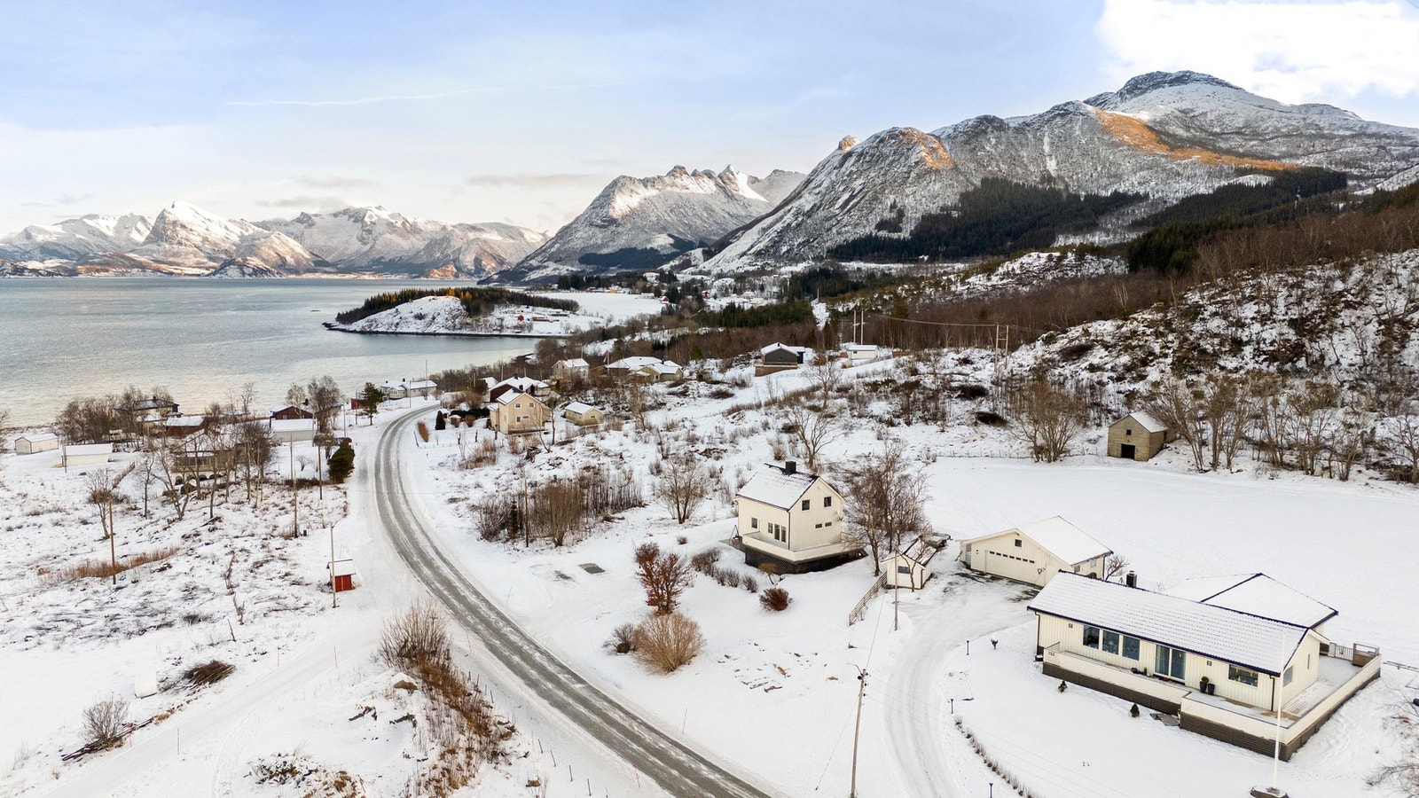 Her bor du naturskjønt og idyllisk på Vall - med stor tomt og fantastisk utsikt mot fjord- og fjell. Galleribilde