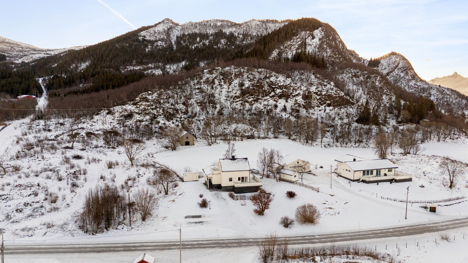 Eneboligen ligger høyt og fritt til på stor, vestvendt tomt med flott utsikt mot Meløybassenget Galleribilde
