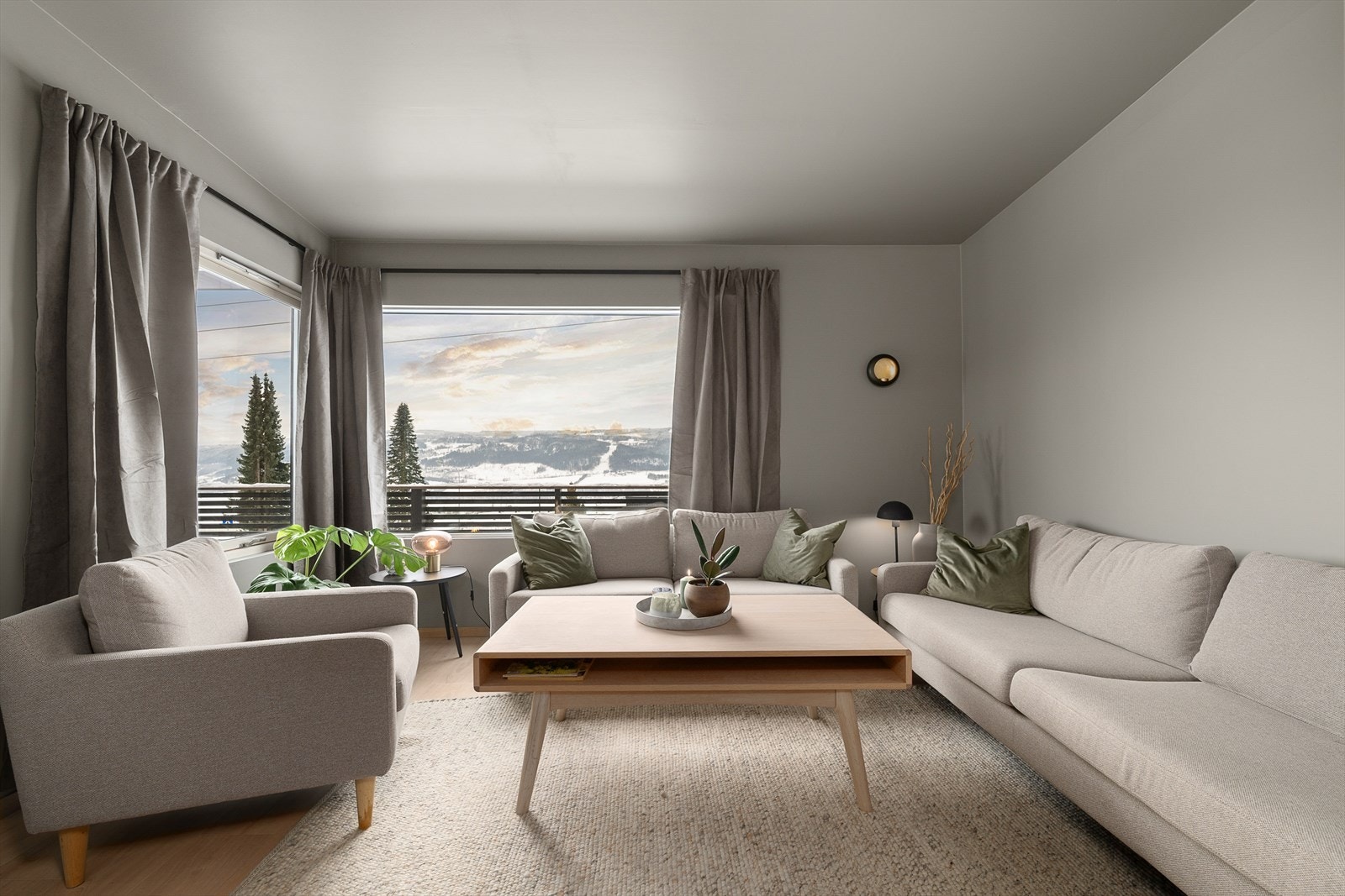 En lun og hyggelig lounge er etablert ved spisestua. Verdifull ekstra oppholdsplass. Galleribilde