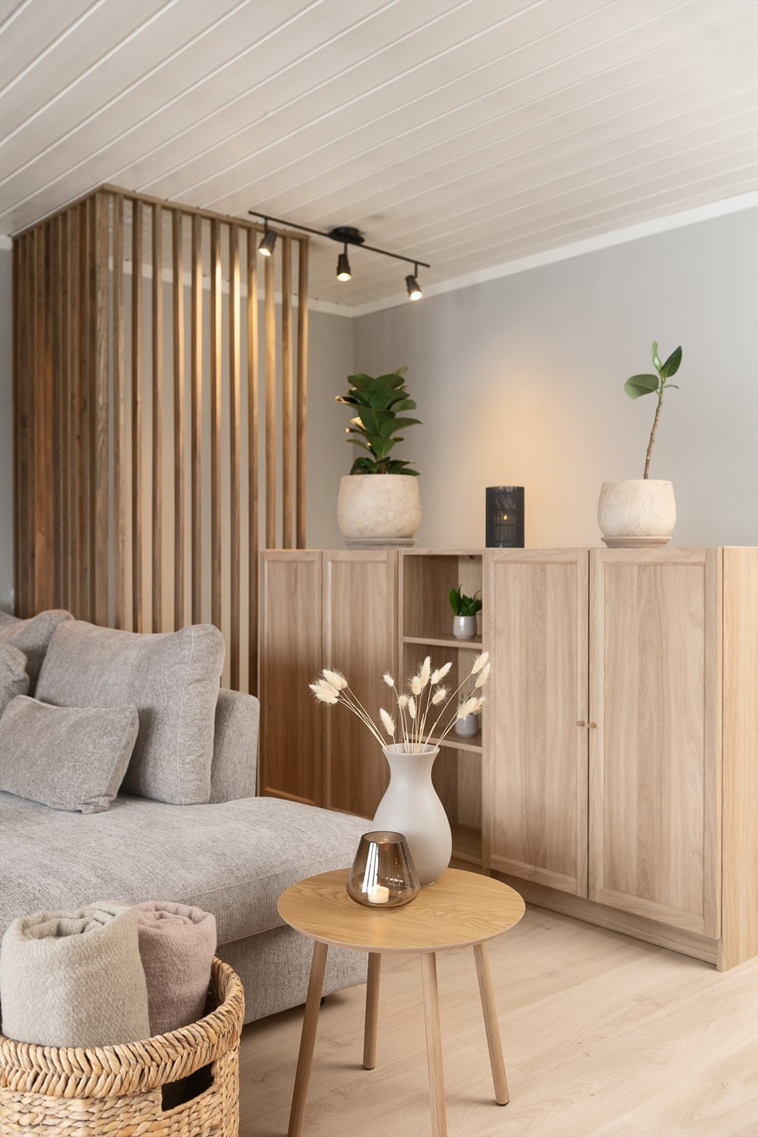 En spilevegg og en plassbygget skjenk skaper et elegant dele mellom stua og trapp ned til underetajen. Galleribilde