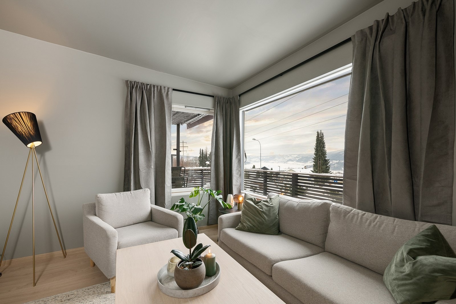 Store vinduer gir rikelig med lys og anledning til å nyte den fine utsikten. Galleribilde