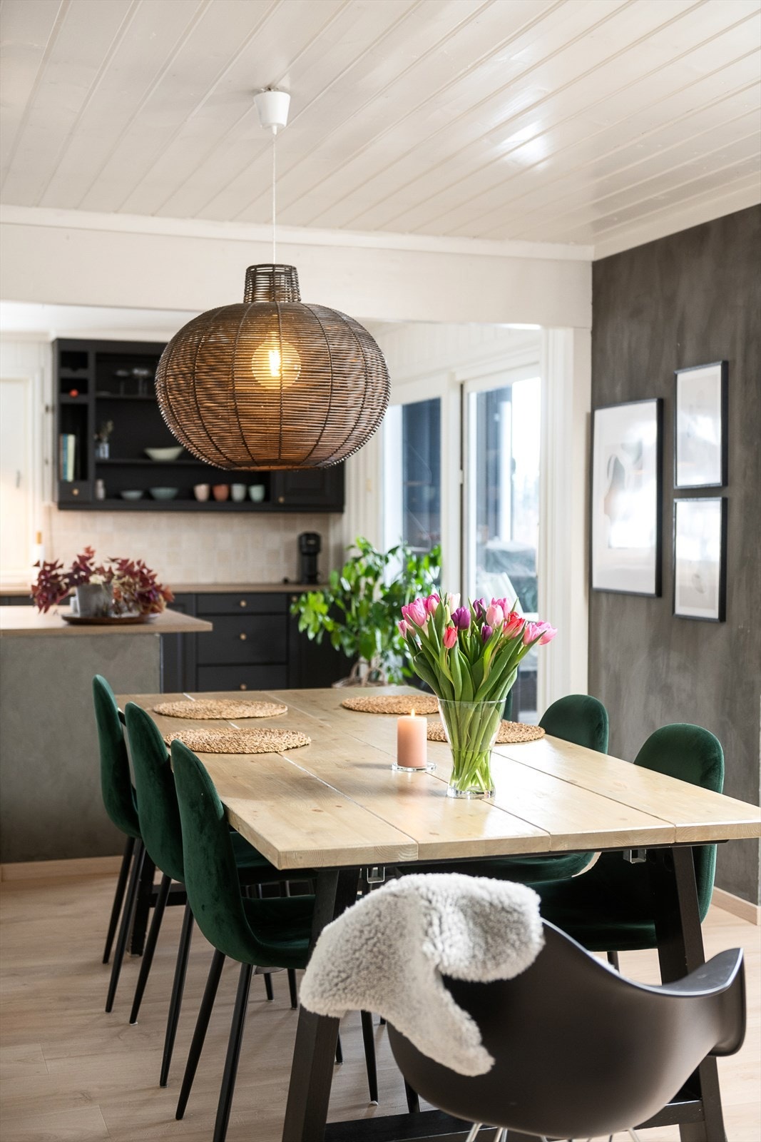 Spisestuen fungerer som et naturlig bindeledd mellom stue og kjøkken. Galleribilde