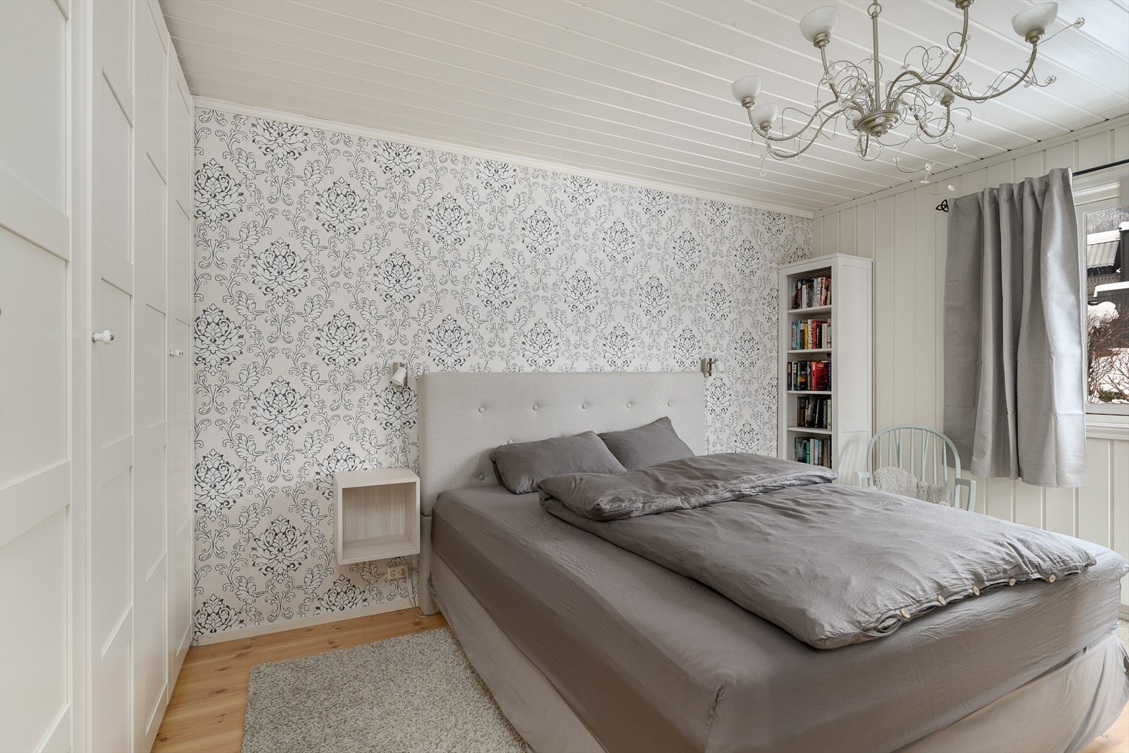 Hovedsoverommet i første etasje har god plass til dobbeltseng og garderobeløsning. Galleribilde