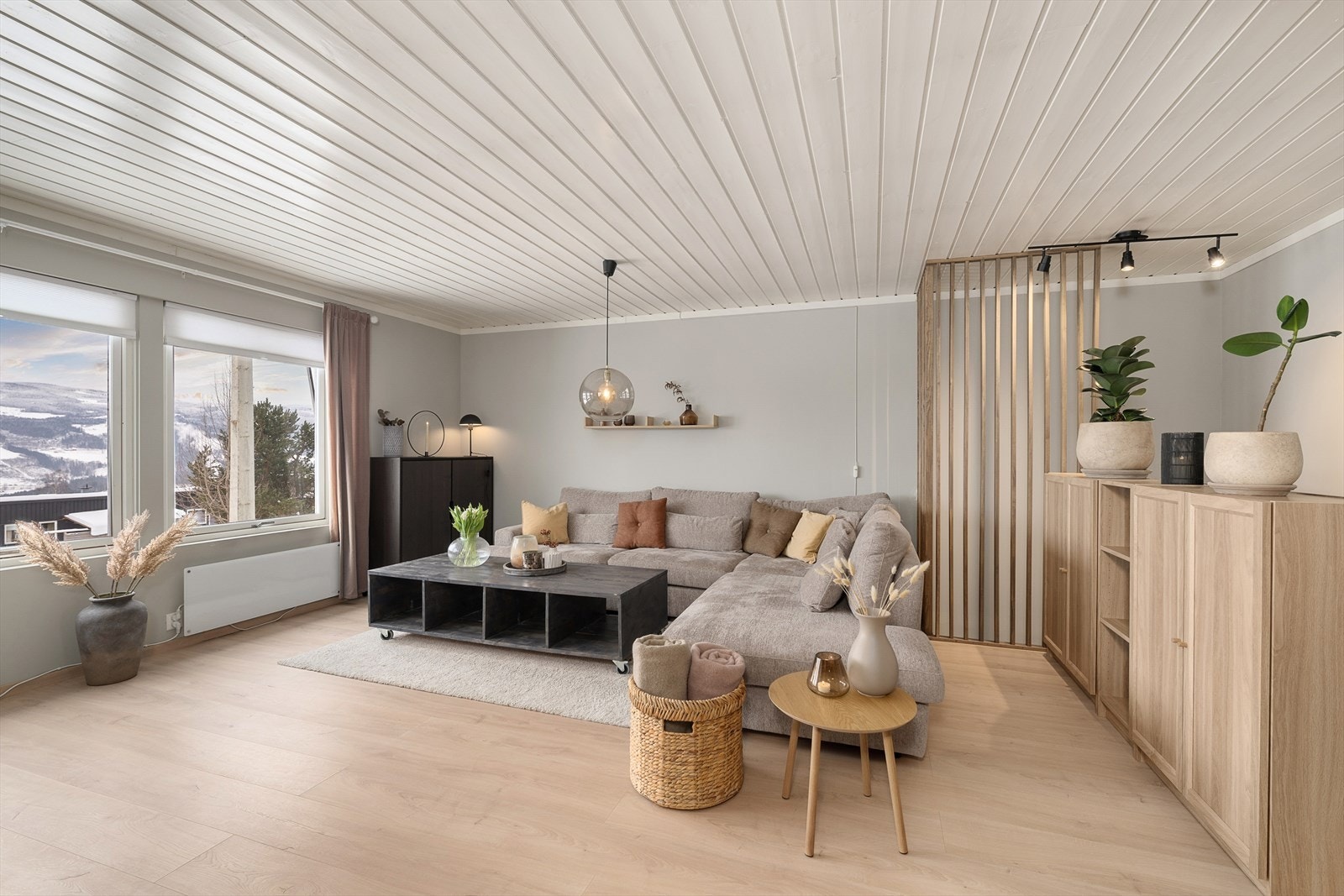 Overflatene i første etasje er oppgradert med nye gulv i 2025 og malte gipsvegger i 2022. Galleribilde