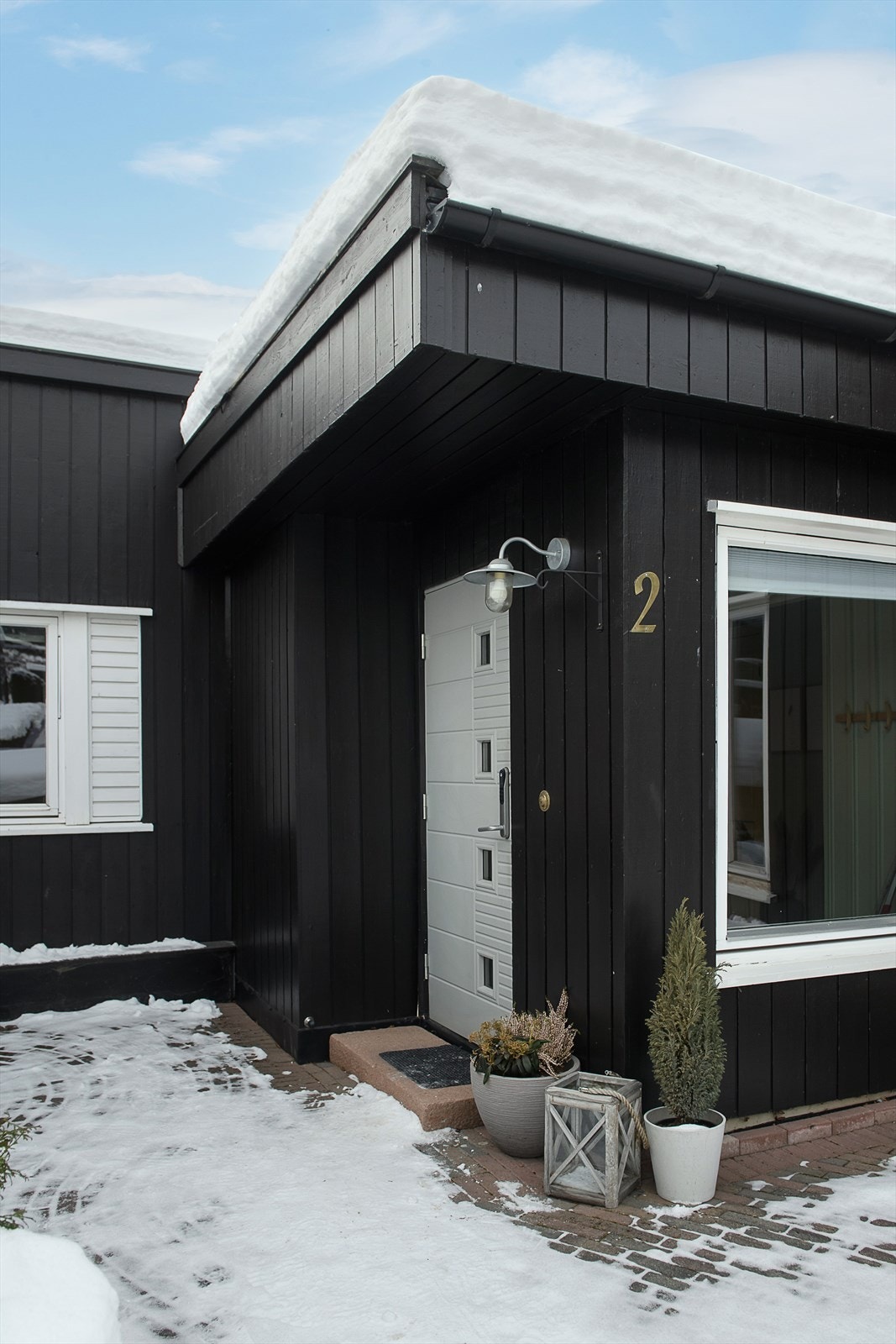 Inngangsdøren fra 2017 er utstyrt med Yale Doorman kodelås for enkel og sikker adkomst. Galleribilde