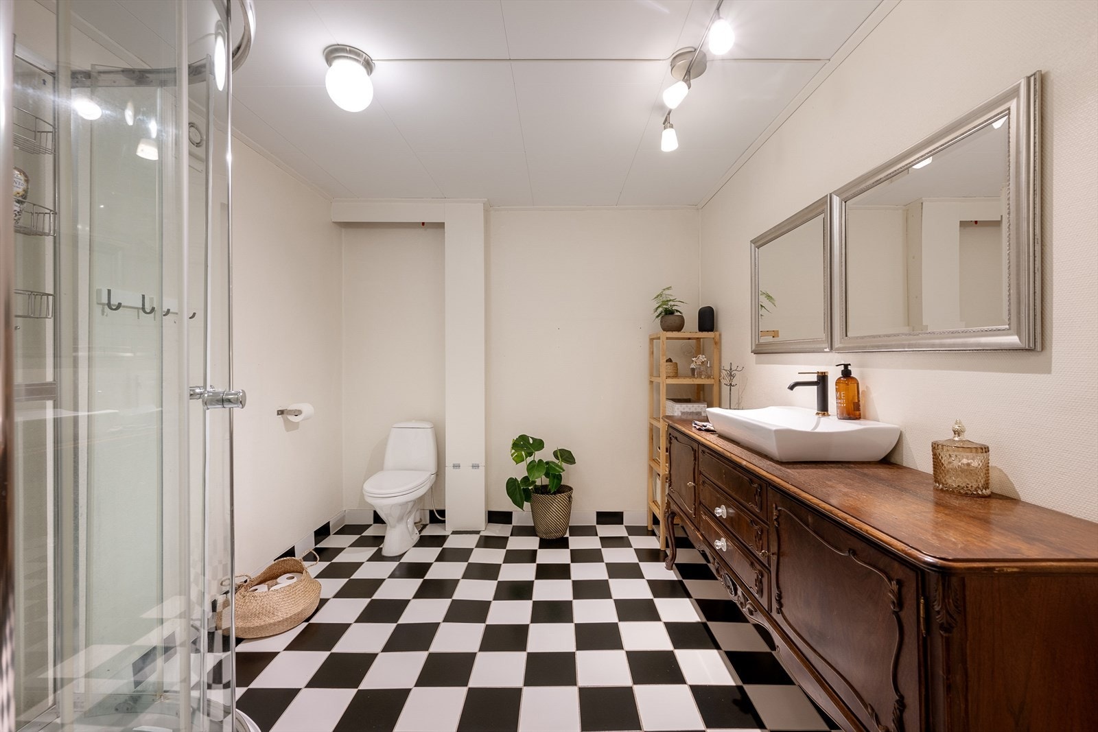 Rommet har dusjkabinett, toalett og en praktisk innredning i heltre. Galleribilde