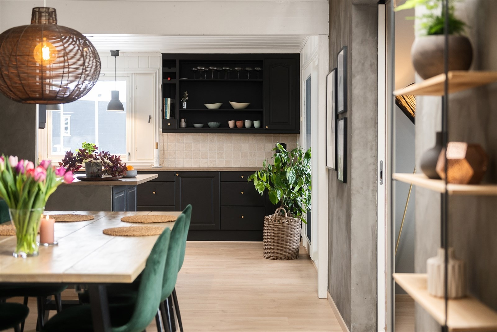 Pent, romslig og funksjonelt kjøkken med innredning i heltre med malte fronter og god skapplass. Galleribilde