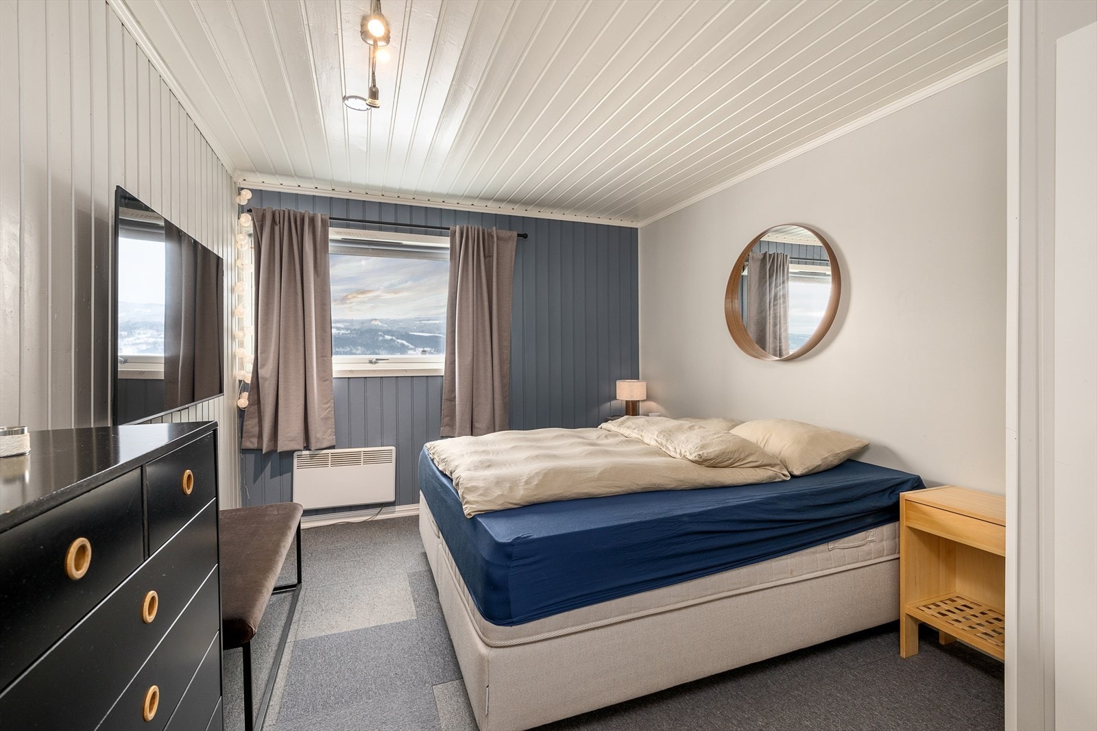 Soverom i underetasjen med teppeflis på gulvet og vindu fra 2013. Galleribilde