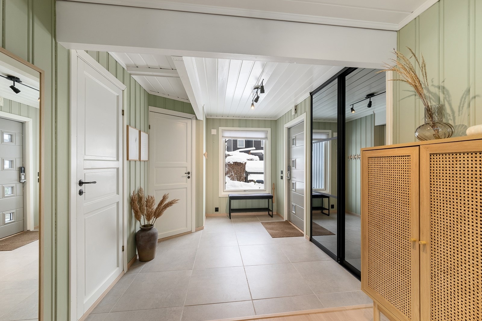 Innbydende entré med flislagt gulv med gulvvarme og god plass til oppbevaring. Galleribilde