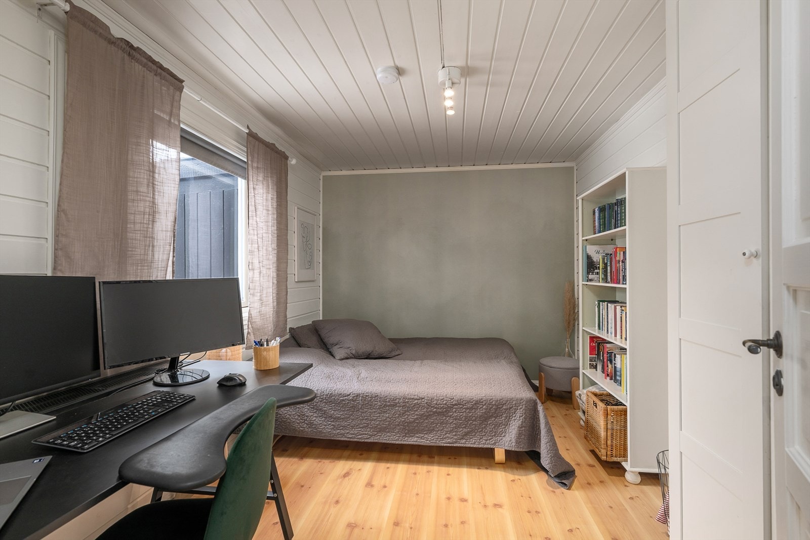 Soverom i hovedetasjen med plass til seng og kontorpult. Galleribilde