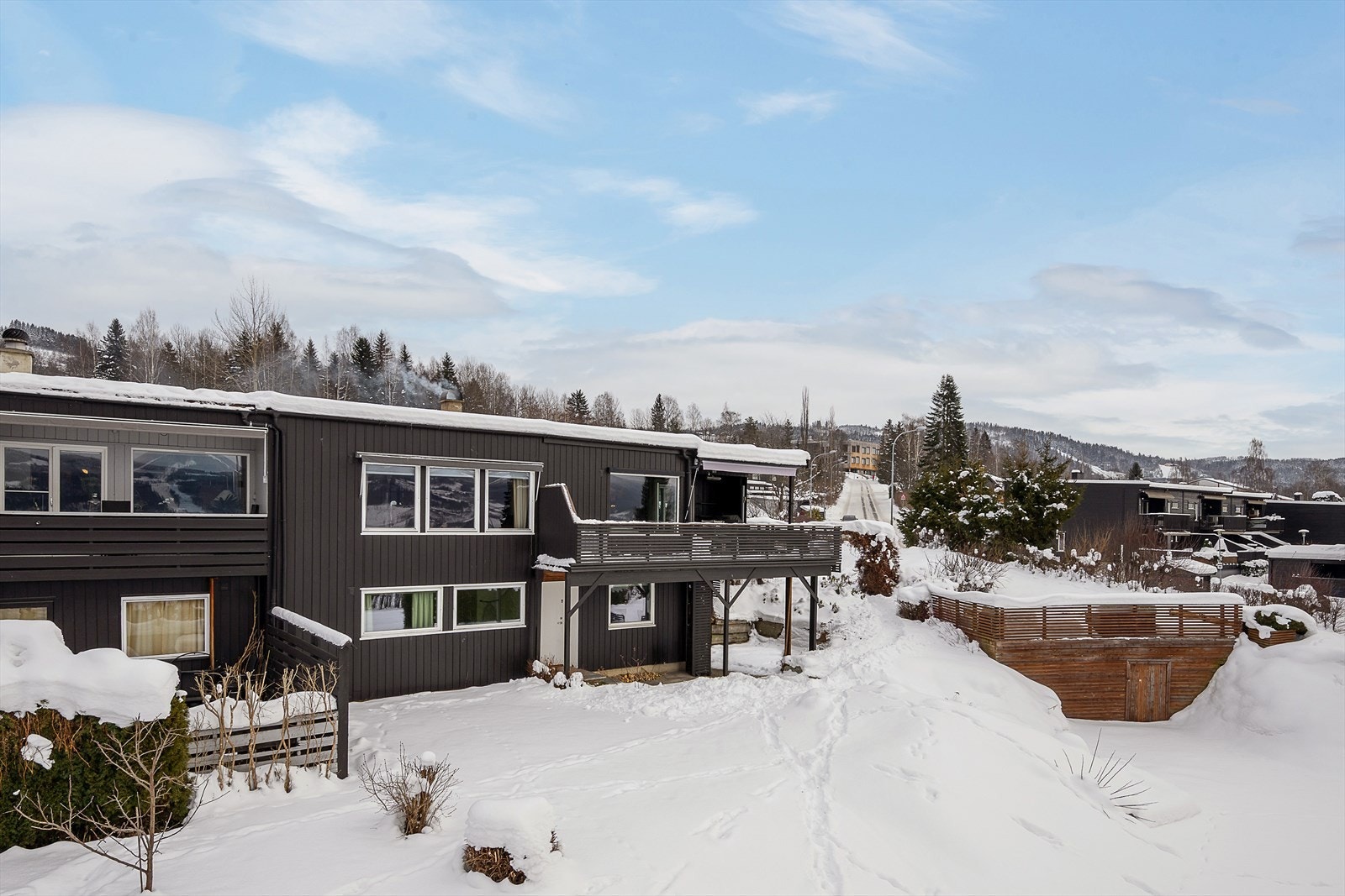 Eiendommen har en stor og utrolig fin hjørnetomt som er meget pent opparbeidet og har fine soner der du kan følge sola. Galleribilde